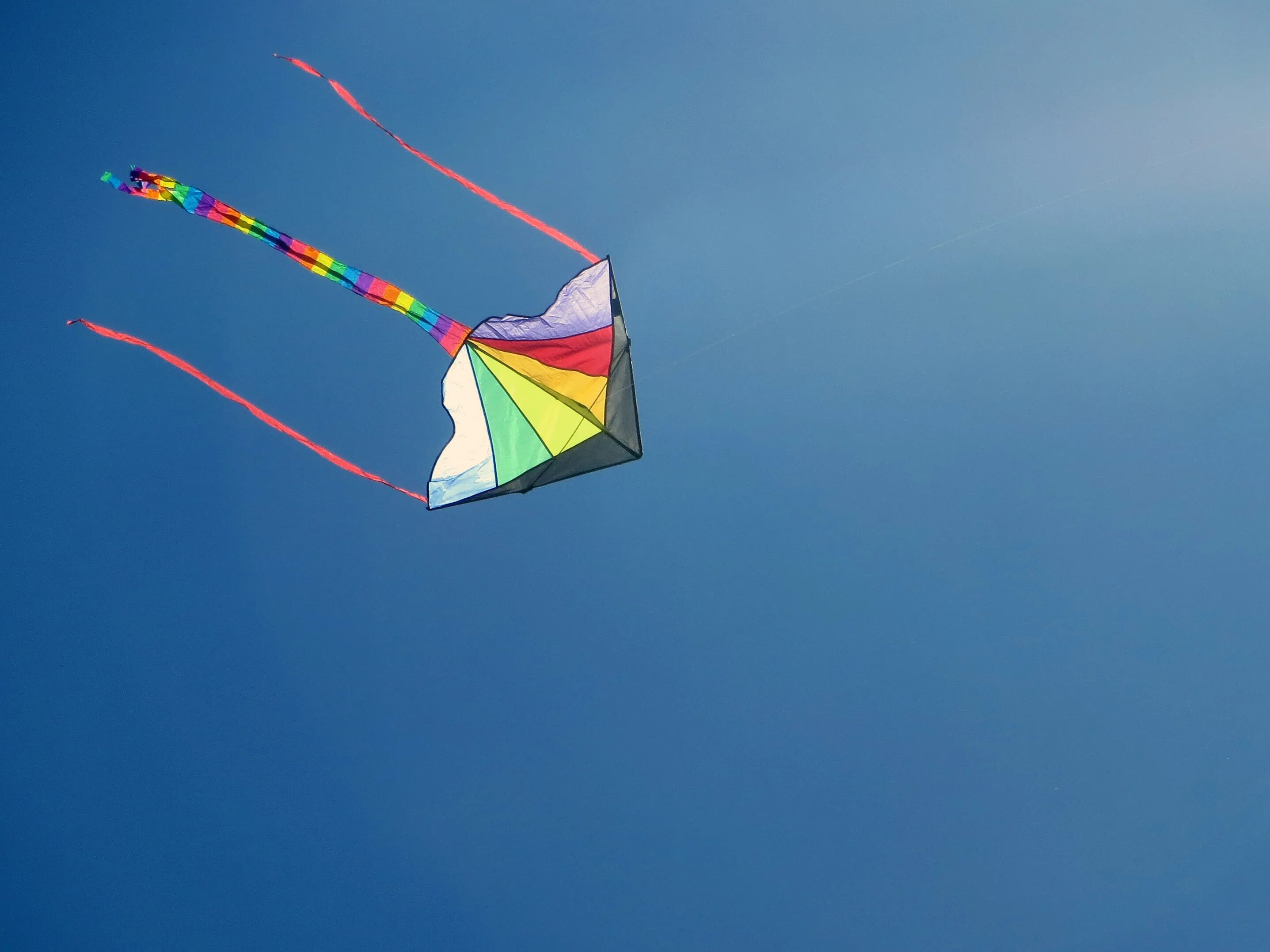 Flying a kite перевод на русский. Летучий змей. Воздушные змеи. Голубой воздушный змей. Картинка воздушного змея.