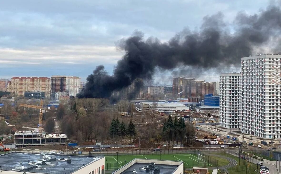 Пожар в Москве сейчас на Юго-западе Москвы. Три павильона горят на строительном рынке Строймастер в новой Москве. Строительный рынок загорелся в Юго-западе Москвы. Пожар в новой Москве. Пожар в московской области крокус