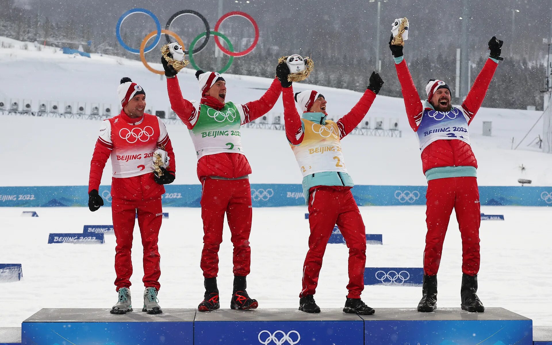 Впереди нас ехали спортсмены лыжники вовремя. Олимпийские игры 2022. Медали России на Олимпиаде в Пекине 2022.