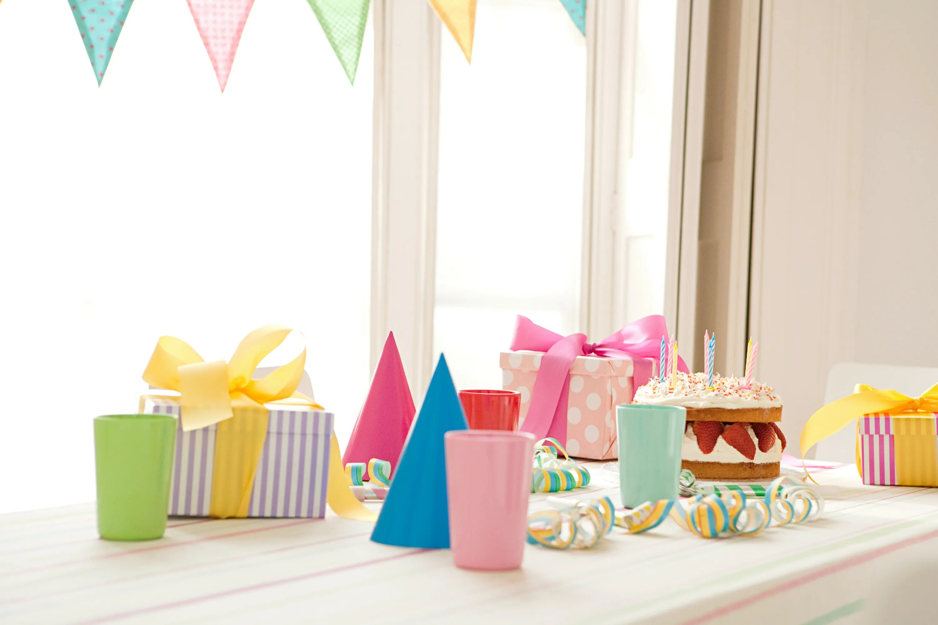 The are preparing for a party. День рождения сток. birthday party preparation. kids birthday party. cake table.