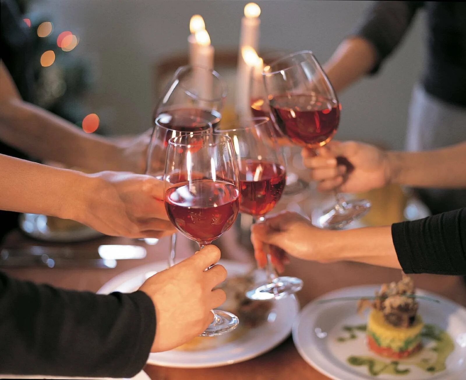 Юбиляр поздравляет гостей. Застолье. Праздничное застолье. Бокалы праздник. Праздничный стол с вином.