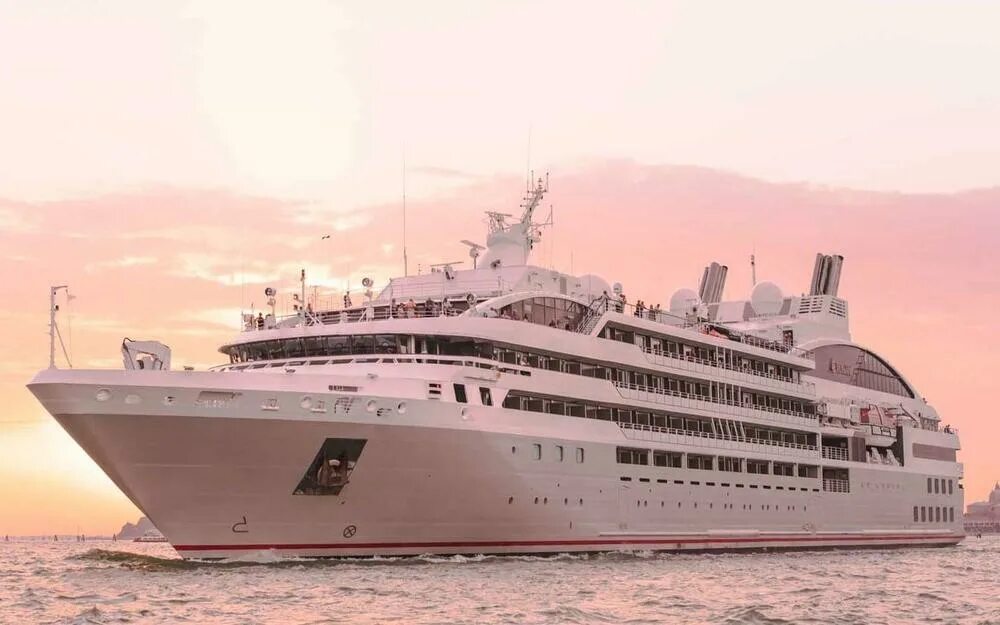 Круизный лайнер роттердам. Ponant круизы. Круизный лайнер джиминай. Круизный лайнер миллениум. Costa круизы.