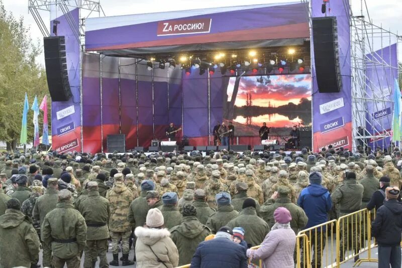 Группа любэ 35 лет концерт. Выступление Любэ. Концерт Любэ в Омске. Мобилизация в Омске. Выступление на митинге.