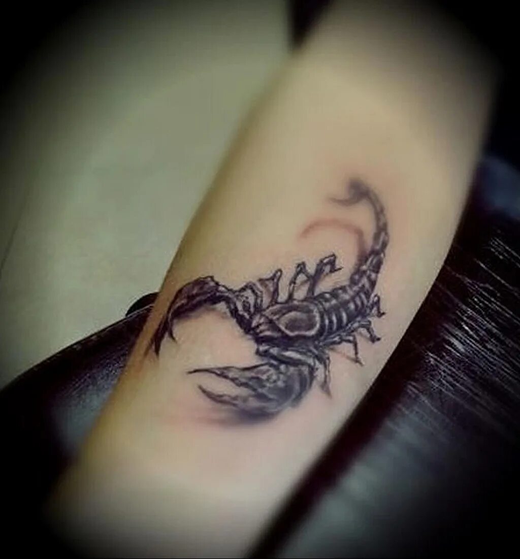 тату скорпион на руке. тату скорпион на запястье у девушки. тату скорпион. скорикион тату на руке. скорпион на запястье.