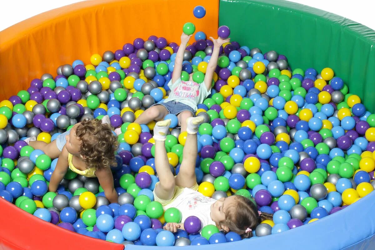 Катание шаров по полу. Бассейн с шариками. Детский бассейн с шариками. Бассейн с шарами детский. Бассейн с мячиками.