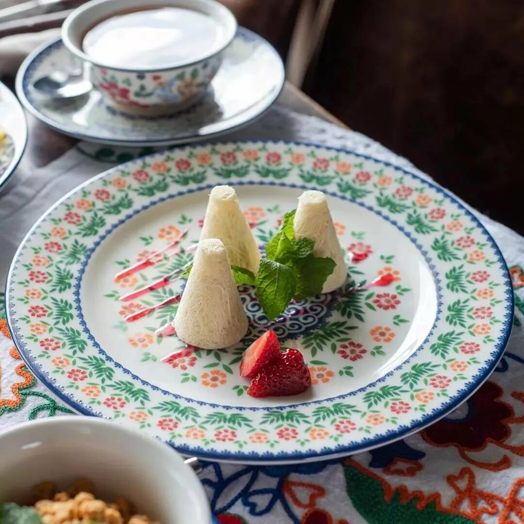 Татарский пост. Татарская кухня талкыш калеве. татарский ресторан чирэм казань. татарский праздничный стол. крымско татарская кухня сладости.