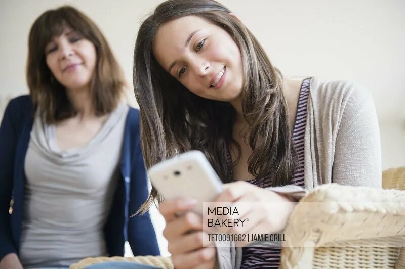 Родители в телефоне. Человек с двумя телефонами в руках. Мать с дочерью за телефоном. Дочка в телефоне. Hd дочка с телефоном.