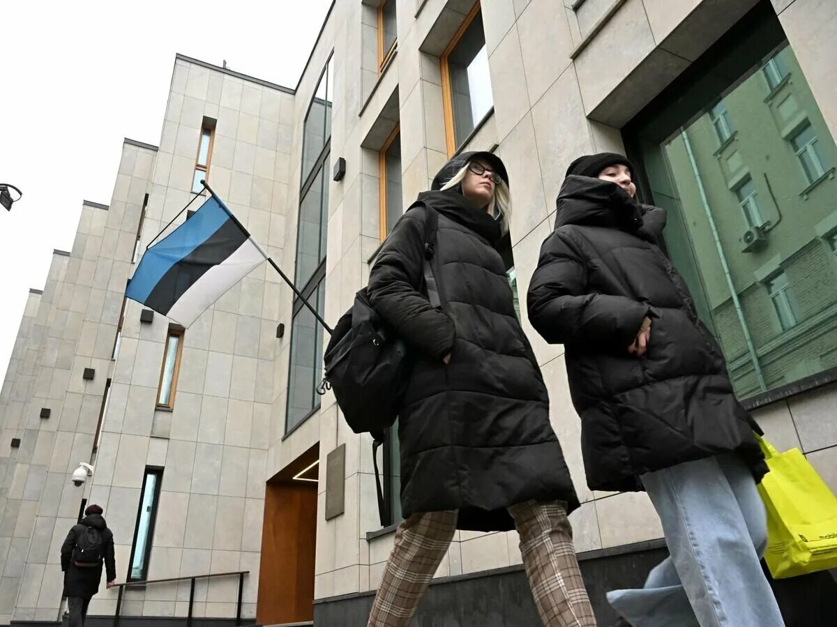Посольство эстонии в санкт-петербурге. Посольство тайваня в москве. Флаг на здании посольства эстонии. Посольство тайваня в москве. Здание посольства эстонии в москве.
