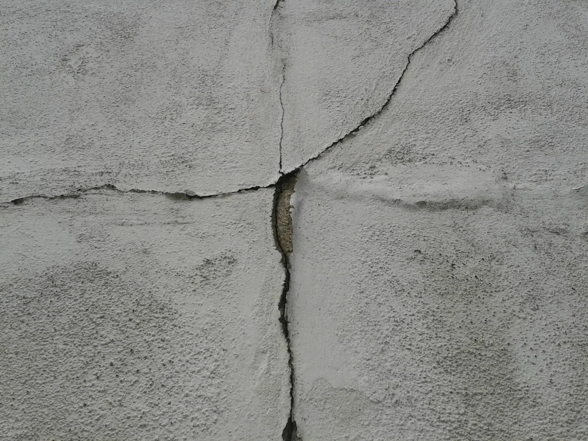 Трещины в бетоне. Бетонная стена с трещинами. Трещины в монолитной стене. Трещины в железобетоне. Состояние трещин