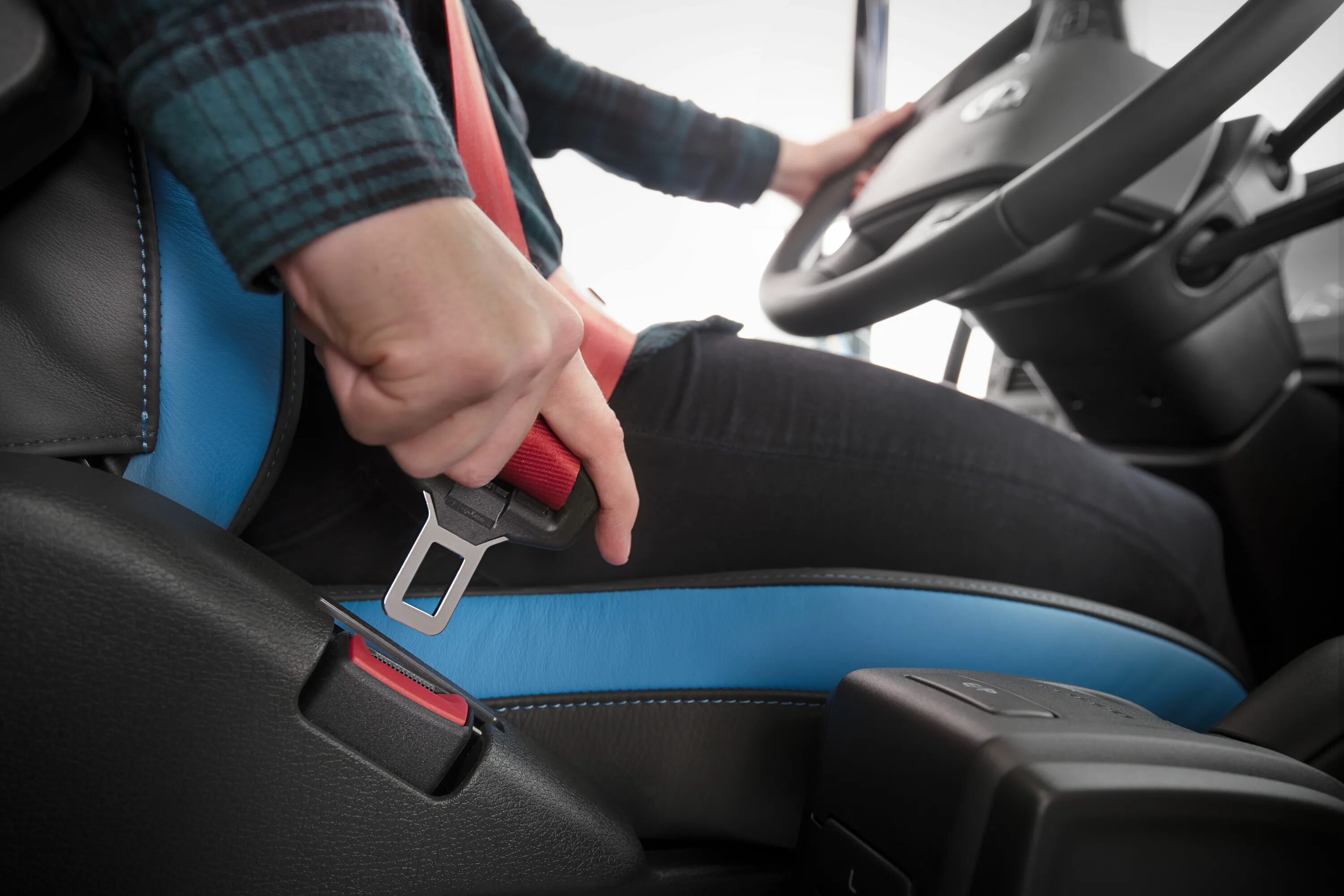 Гибдд ремень безопасности. Ремень безопасности Вольво. Volvo Seat Belt. Трехточечные ремни безопасности Вольво. Ремень безопасности водителя трехточечный Хайгер 6885.