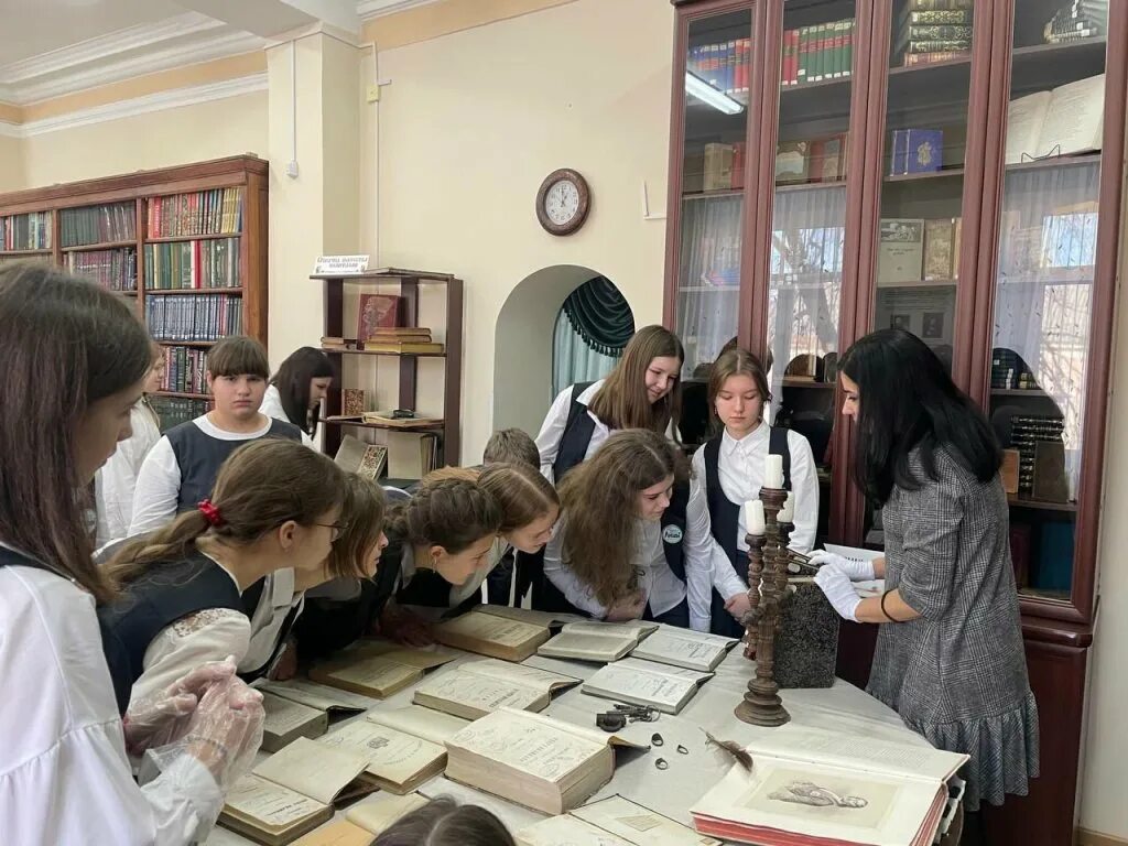 Библиотека сейчас работает. Центральная библиотека вольска. центральная библиотека вольск фото. библиотека работает сегодня.