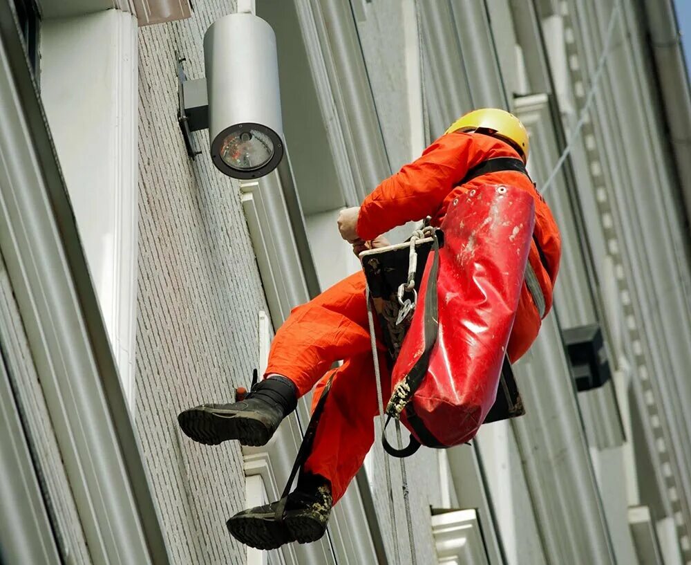 маляр высотник. маляр альпинист. малярные работы фасада здания. монтажник высотник металлоконструкций. маляр высотник.