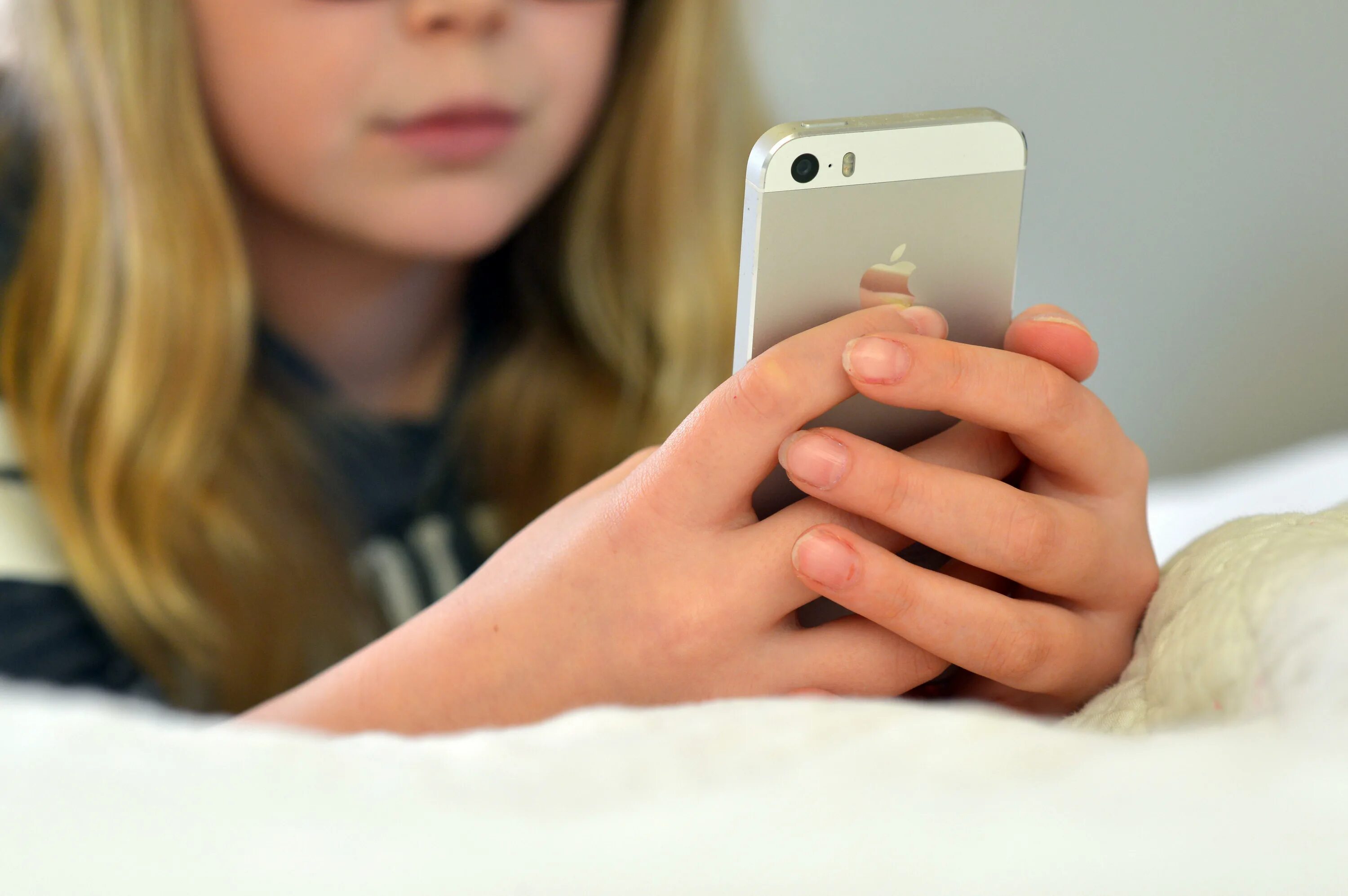 Секстинг фото для презентации. Chocolate legal age teenager. Несовершеннолетний секстинг. Секстинг 1590х400. Секстинг картинки.