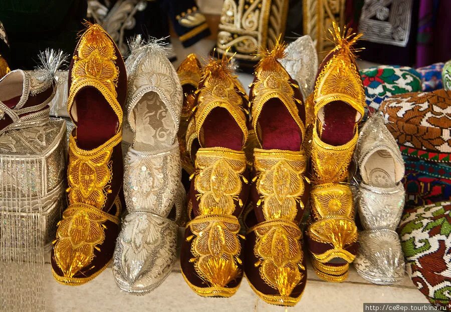 Блошиный рынок в самарканде. Древний рынок чорсу самарканд. Таджикские национальные сувениры. Что привезти из самарканда. Что привезти из самарканда.