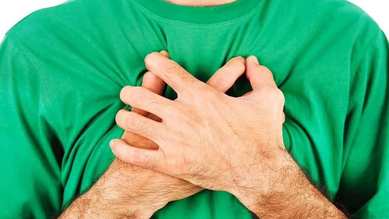 Человек хватается за сердце. Дискомфорт в груди. Боши в молочных железах. Боль в грудной клетке. Острая боль.