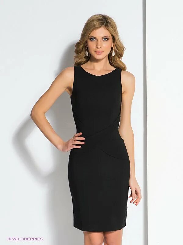 платье-футляр. девушка в платье в классической квартире. платье-футляр. платье карандаш. платье nife.