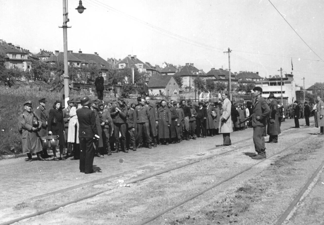 Немцы чехословакия. Расстреливают судетских немцев 1945. Судетские немцы в Чехословакии 1945. Чехи расстреливают судетских немцев 1945. Депортация немцев из Польши 1945.