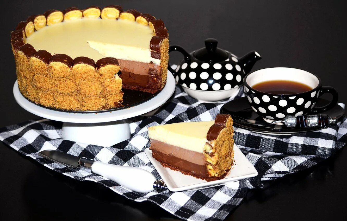 Наполеон и медовик. Торт с топором. Пей тортик. Торт на хэллоуин. Торт в виде бензопилы.