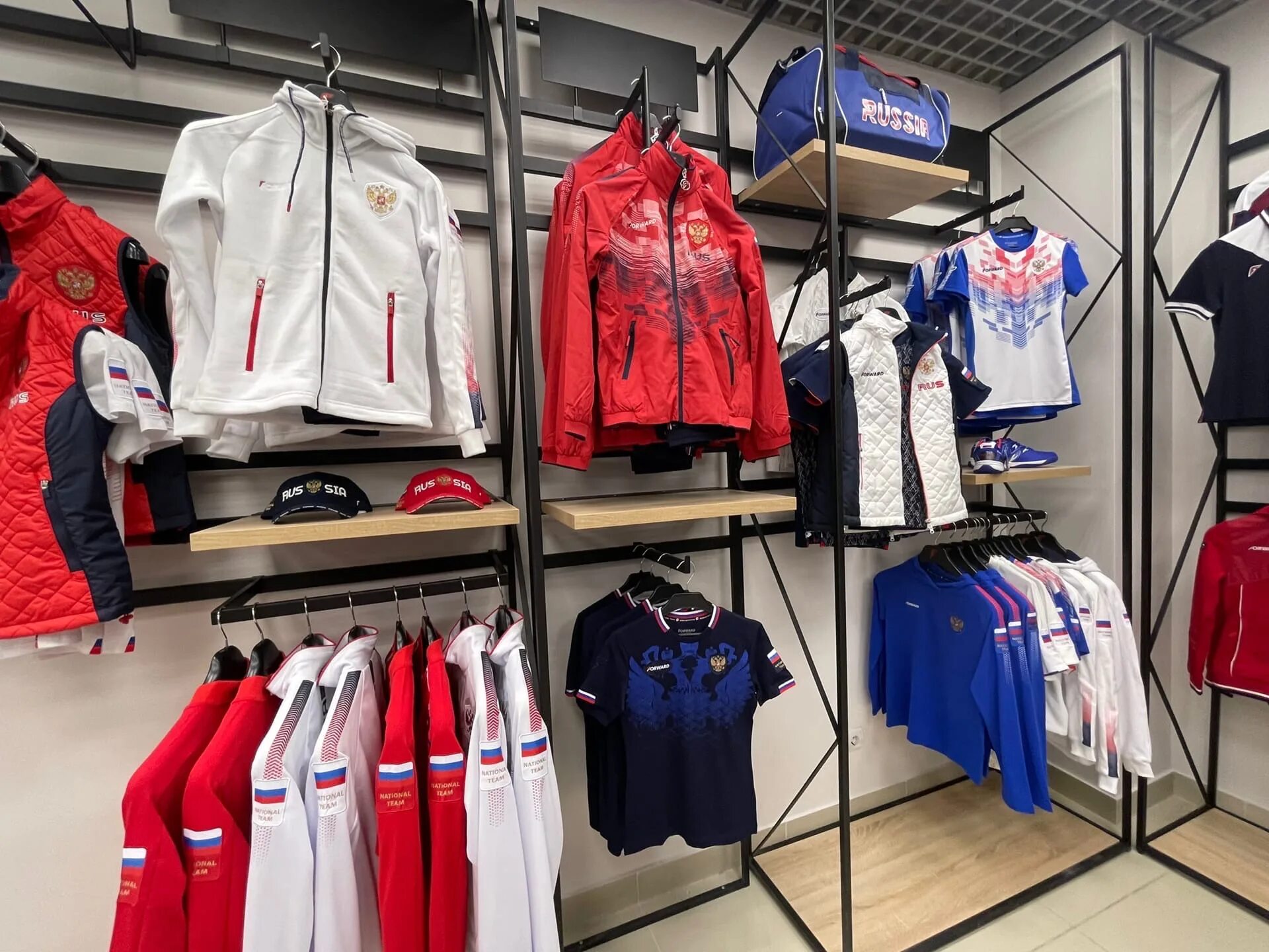 Магазин спортивной одежды и инвентаря. Вещи в магазине. Спортивный магазин. Brand stores адидас. Лучшие магазины спортивной одежды.