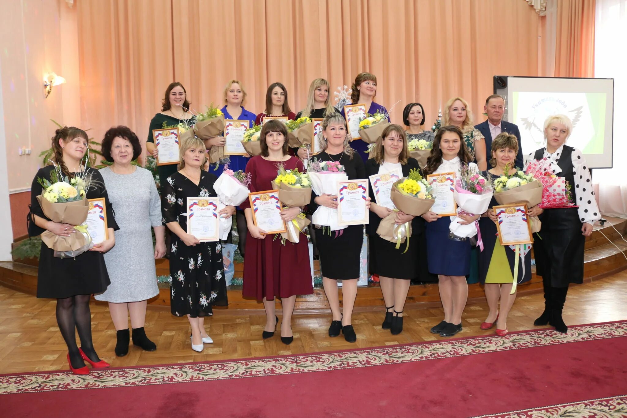 Школа номер 9 уфа учителя. 38 школа волгоград красноармейский район учителя. 12 школа ржев. Школа 9 вязники. Школа мбоу сош 9.