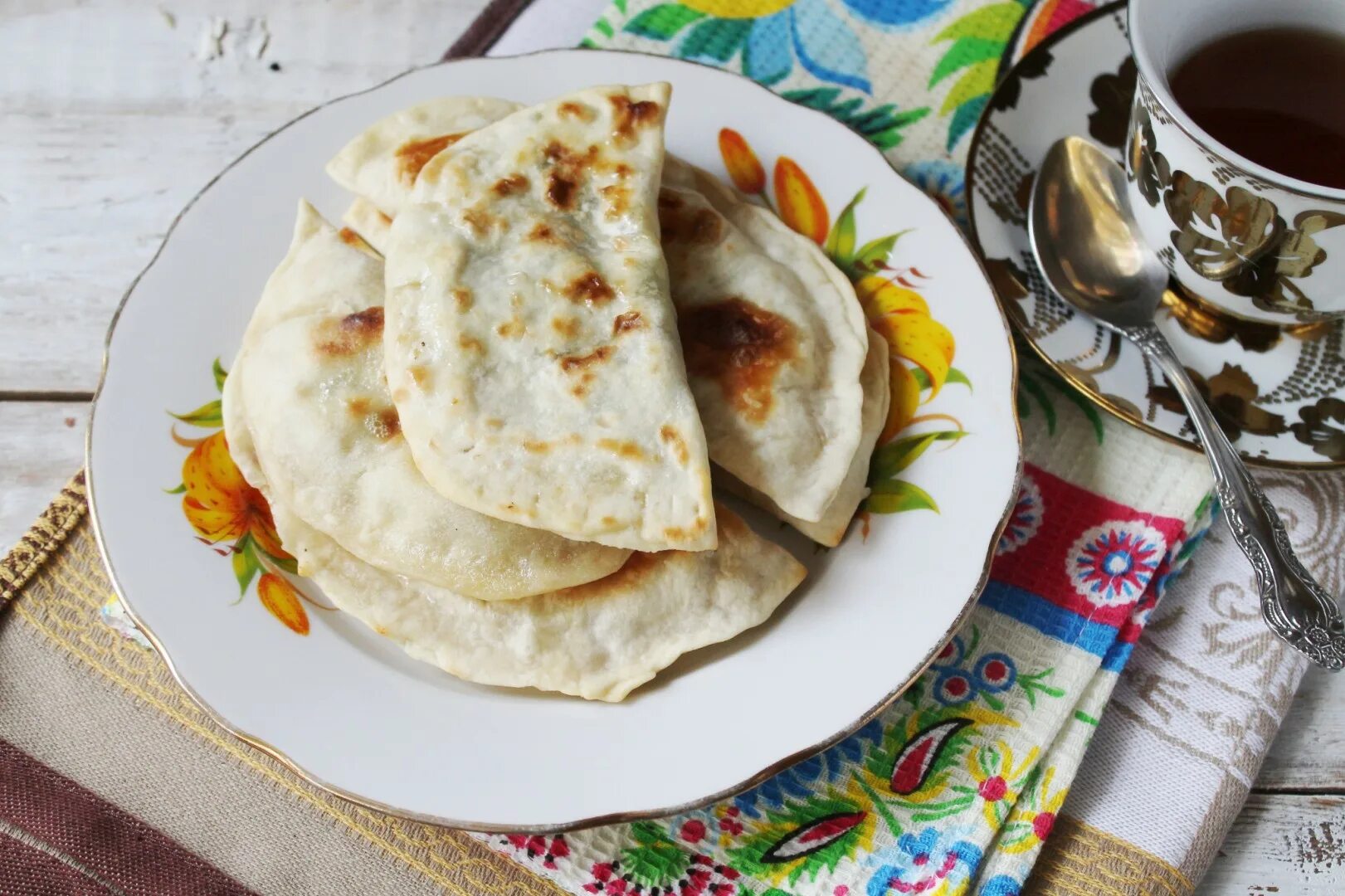 Азербайджанские кутабы с зеленью. Кутабы азербайджанская кухня. Кутабы ламаджо. Кутабы грузинские. Кутаб с творогом и зеленью.