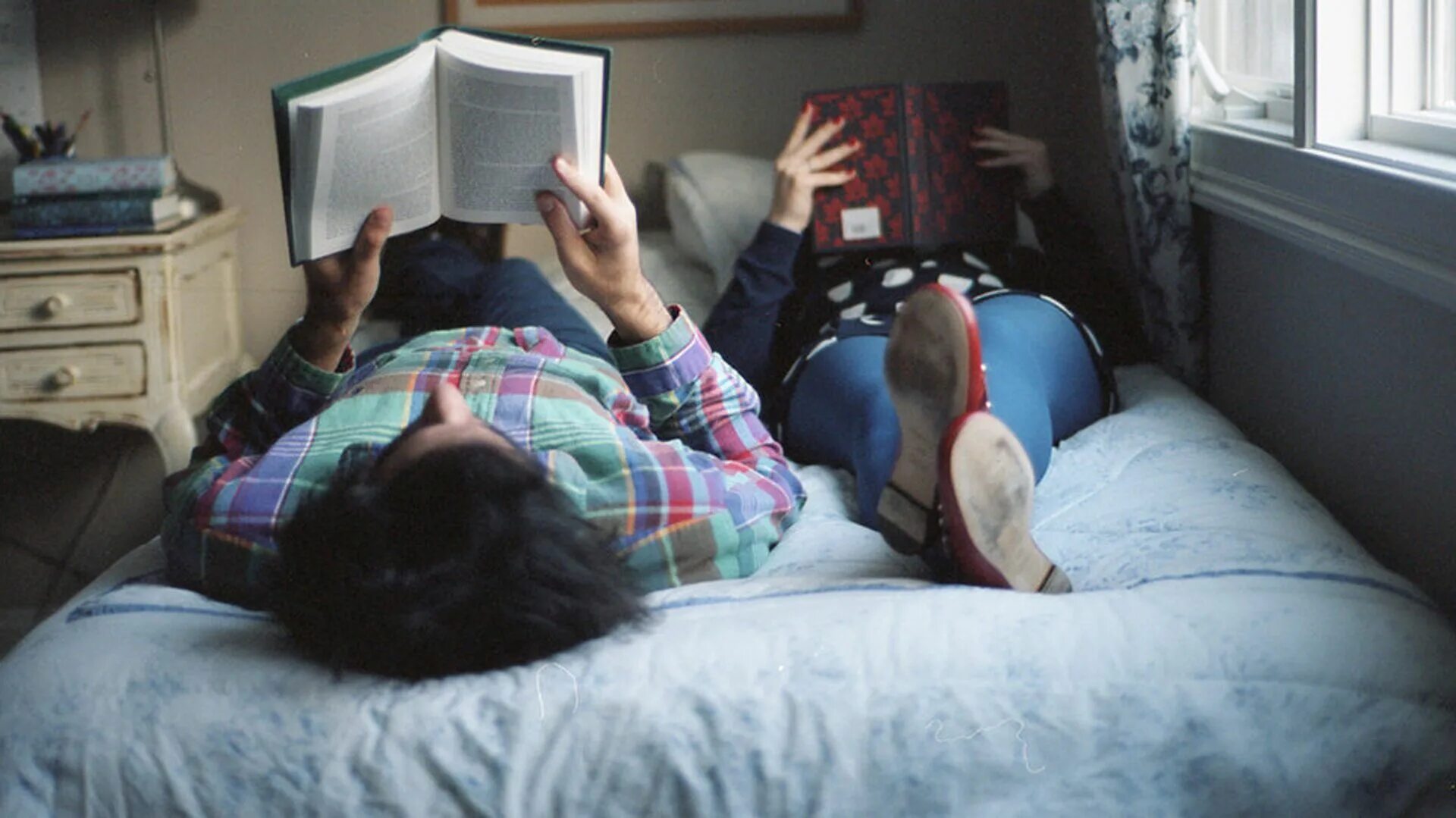 Книга ты я постель сейчас же. Парень и девушка читают. Чтение в кровати. Парень уснул с книгой. Книга в кровати парень.