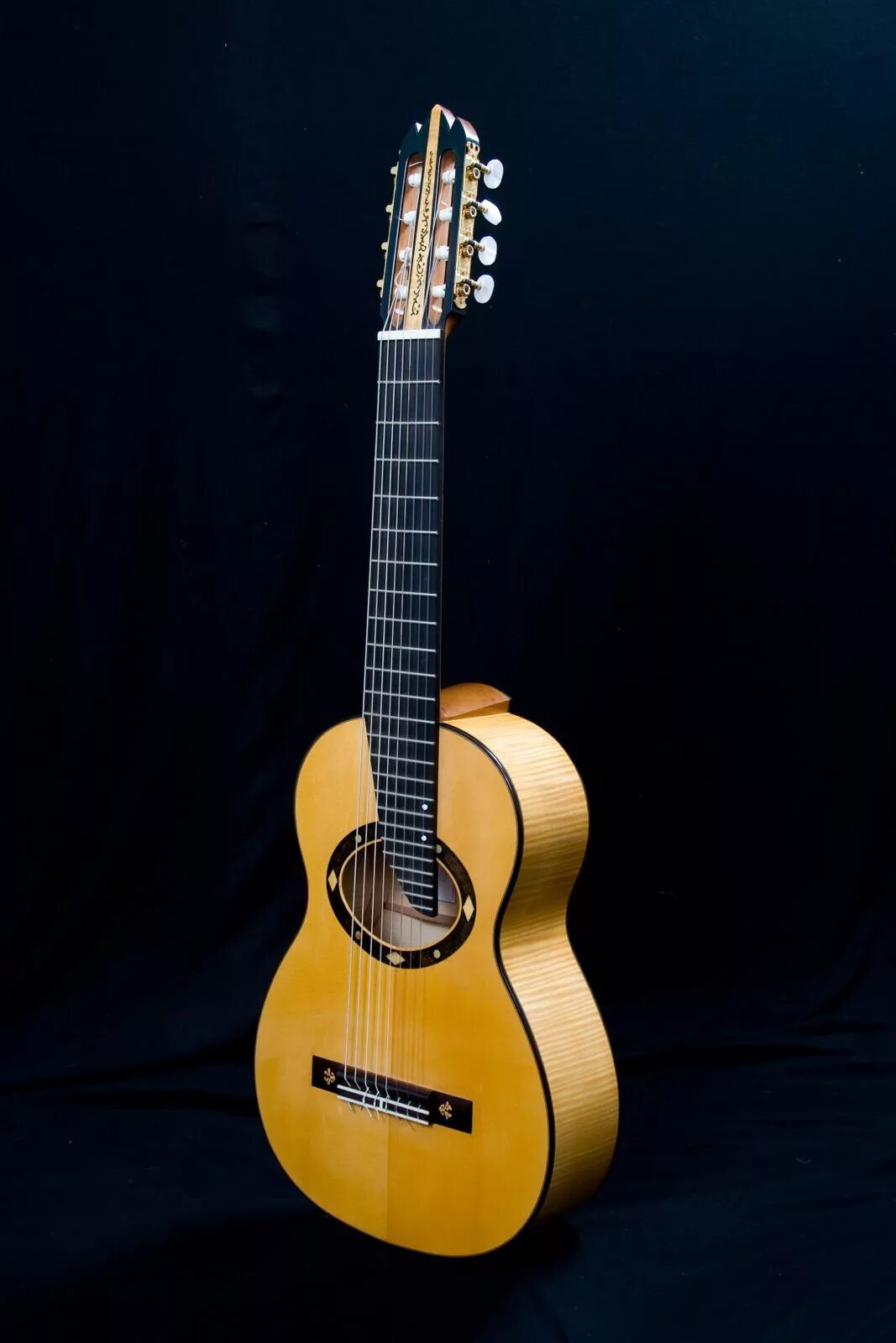 Мензура 580мм гитара. 8 Струнная классическая гитара. Гитара Tario 8 струнная гитара. Двадцатиструнная гитара.
