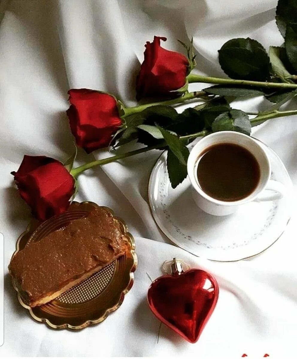 Доброе утро любимая моя картинки романтичные. Кофе для любимой. Кофе в постель для любимой. Кофе и цветы.