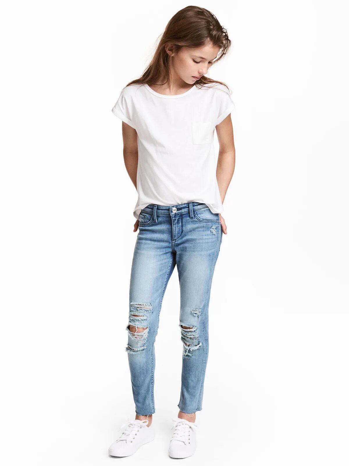 Девочки джинсах каталог. Джинсы для девочек. Светлые джинсы для детей. Светлые джинсы для девочек. Голубые джинсы для девочек.