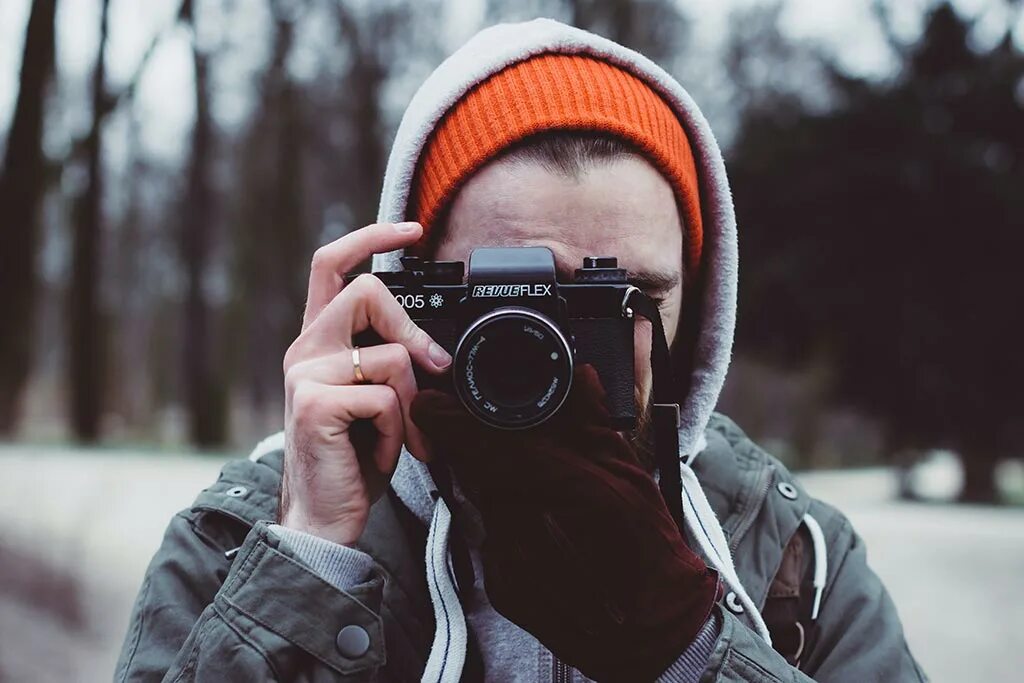 Мужчина фотограф. Парень с фотоаппаратом. парень с камерой. парень с фотоаппаратом в руках. фотограф мужчина с фотоаппаратом.