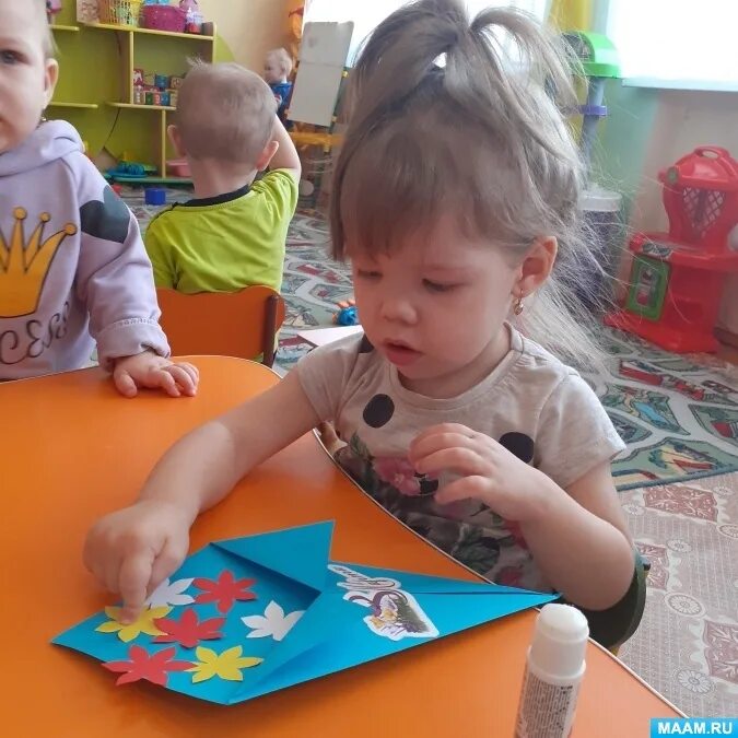 Весеннее украшение группы в детском саду. Ру для воспитателей. Персональная выставка в детском саду ребенка. Аппликация витрина магазина игрушек в подготовительной группе. Маам картинки.