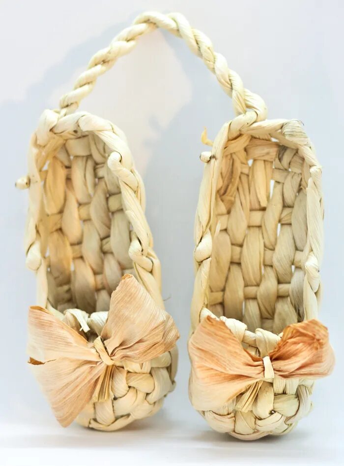 Обувь из лыка. Лапти из лыка. Плетение из лыка. Плетеные лапти. Плетеные лапти.