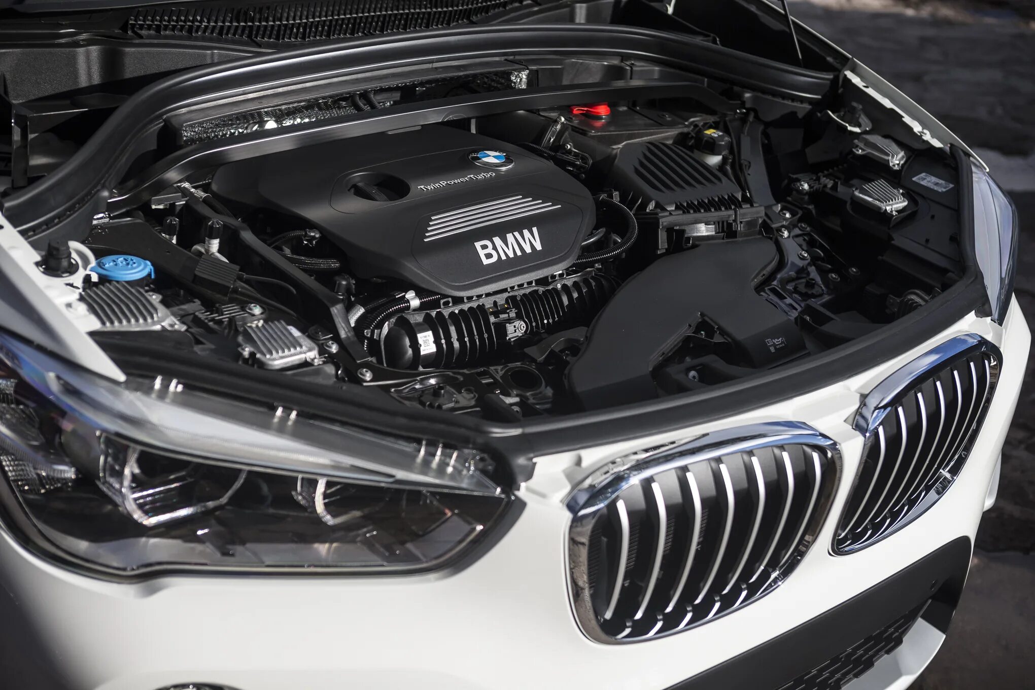 Новые двигатели бмв. Двигатель БМВ x1. BMW x1 f48 двигатель. BMW x1 f48 подкапотка. BMW x1 f48 под капотом.