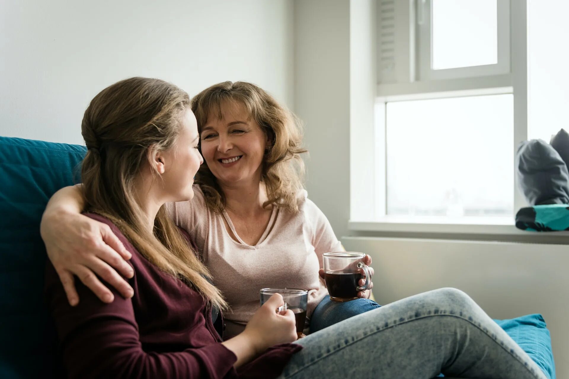 Moms teaching daughter. Две женщины в возрасте. Подруги в возрасте. Подруга матери.