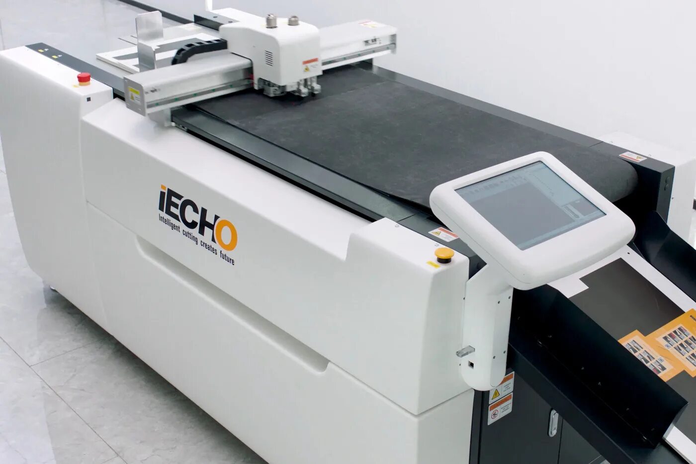 Плоттер iecho. Режущий плоттер IECHO. Режущий плоттер Mimaki CFL-605rt. Режущий плоттер IECHO 0604.