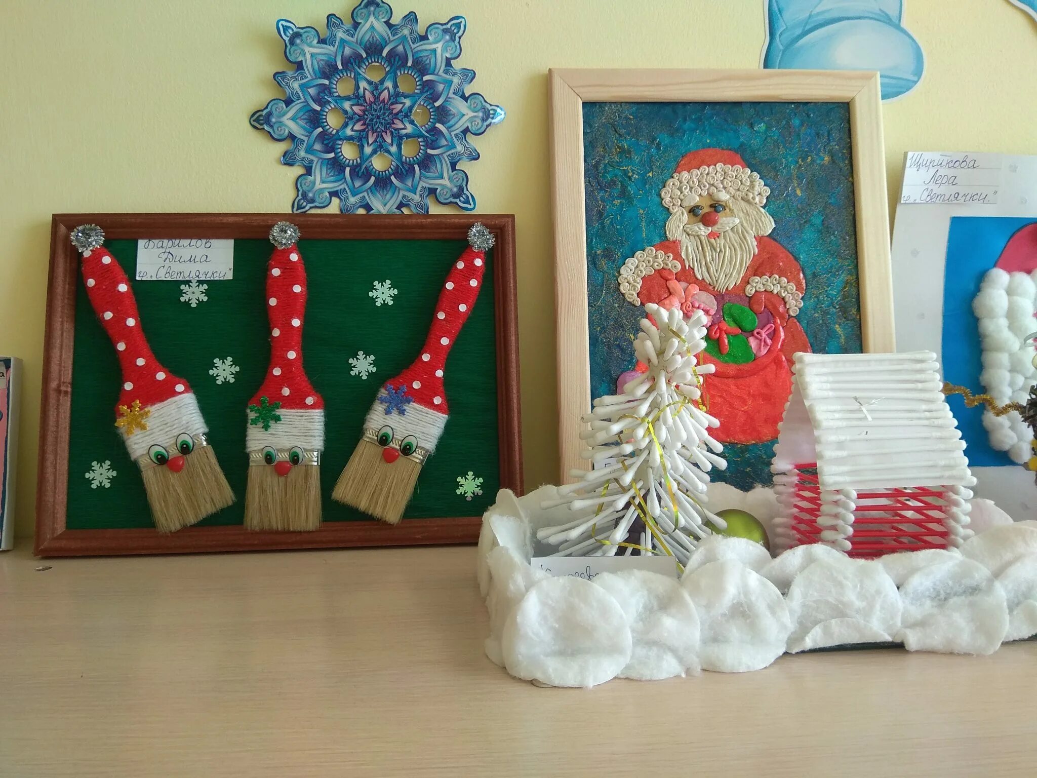 новогодняя выставка в детском саду. выставка новогодних поделок. выставка поделок к новому году. выставка на новогоднюю тематику. выставка на новогоднюю тематику.