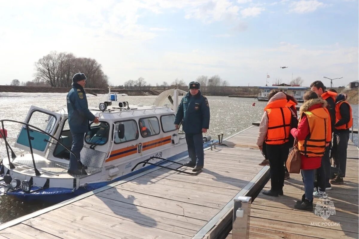 Уровень воды в оке г рязань. Разлив Оки в Рязани 2022. Паводок МЧС. Весенний паводок. Паводок фото.