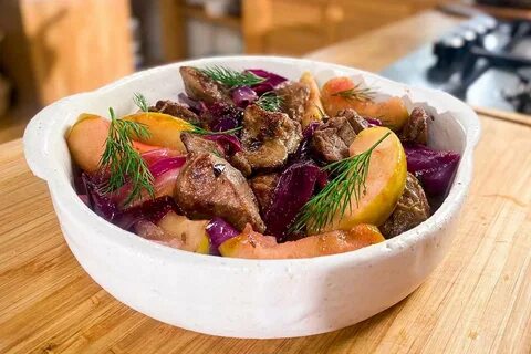 Куриная печень с яблоками