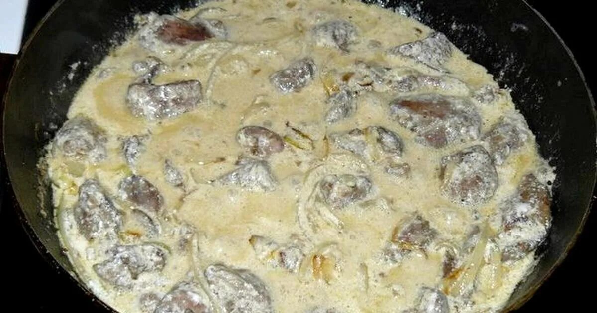 Печень в сметане с морковкой. Куриная печень в сметане с луком. куриная печень в сметане с луком на сковороде тушеная. печень в сметане на сковороде с луком. печенка в сметане.