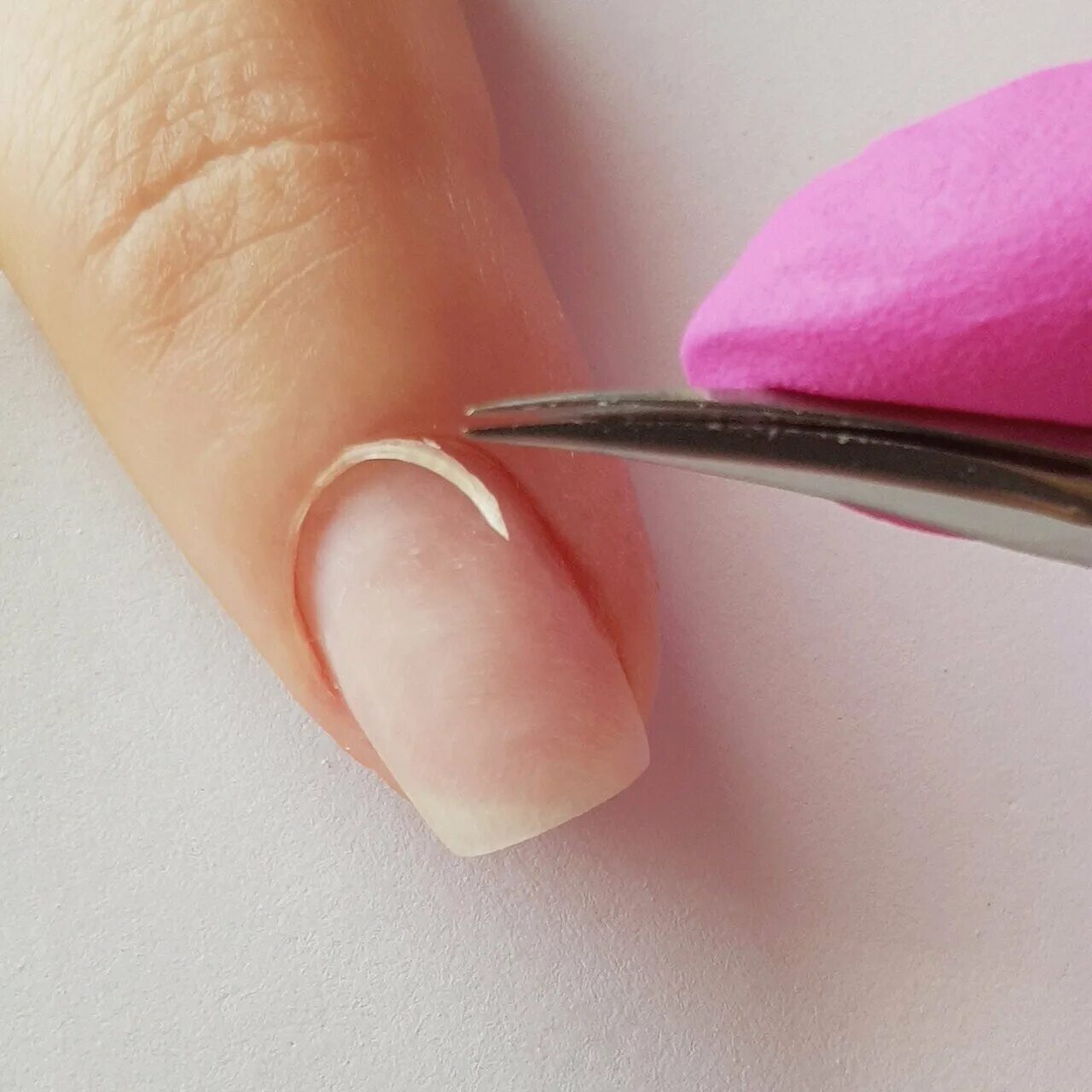 Обрезной маникюр ножницами. Удалитель птеригия. Кусачки для маникюра. Обрезной маникюр ножницами. Срез ногтей.