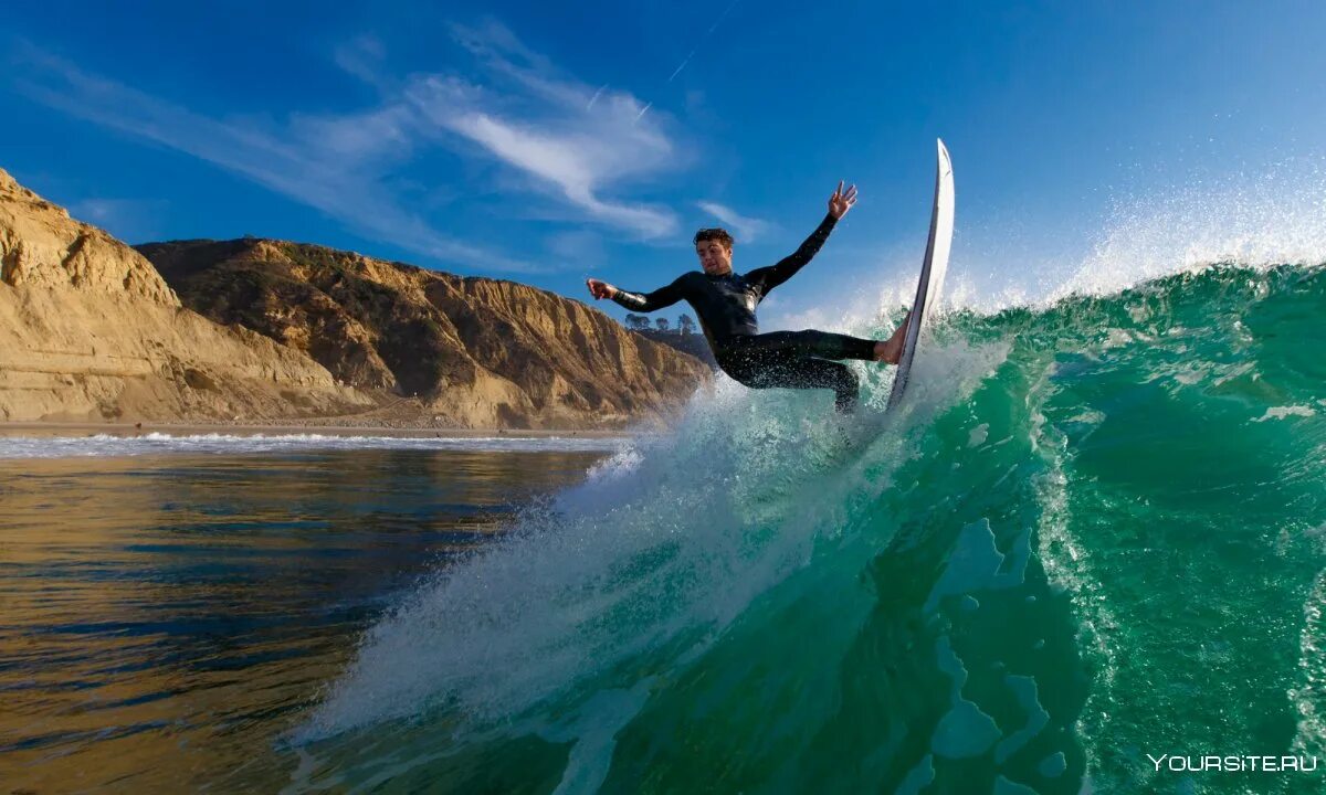 Серфер на гребне волны. Сан-Диего Калифорния серфинг. На серфинг. Волна серфинг.