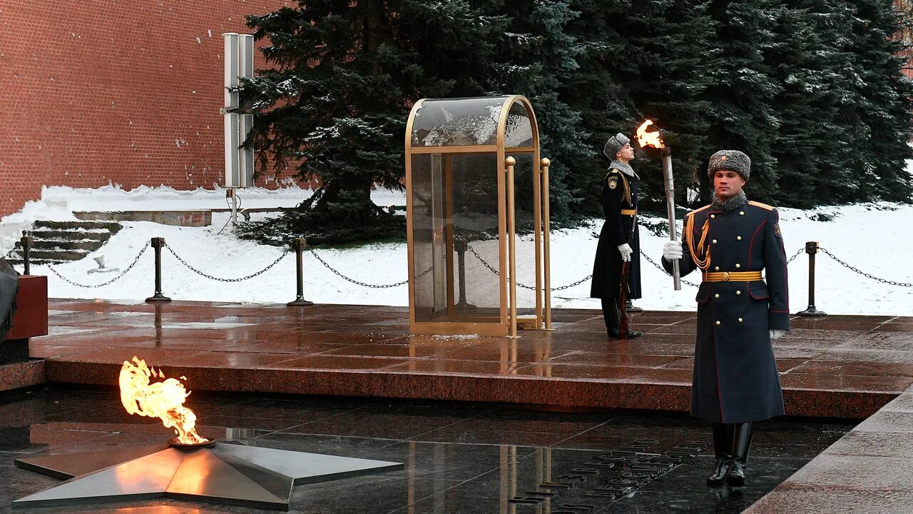 Вечный огонь у могилы неизвестного солдата. Могила неизвестного солдата в александровском саду. Вечный огонь на могиле неизвестного солдата. Могила неизвестного солдата у кремлевской стены в москве. Могила неизвестного солдата у кремлевской стены в москве.