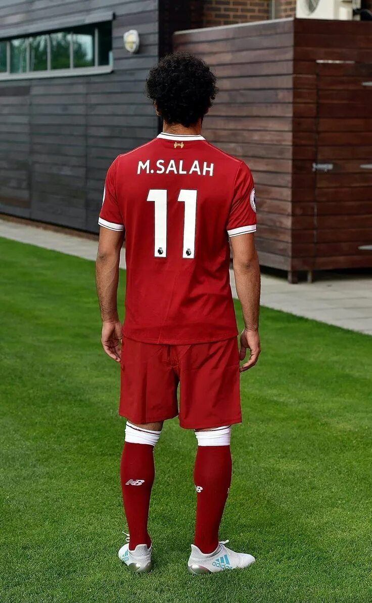 Salah liverpool. Мохамед салах. Футболка salah красная ливерпуль. Мохаммед салах. Салах золотой мяч.