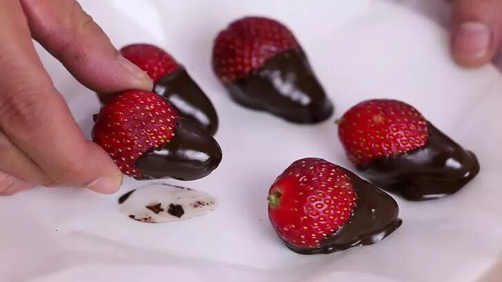 клубника в шоколаде. клубника в шоколаде большие наборы. как рассчитать стоимость клубники в шоколаде. памятка как выбирать клубнику. сколько хранится клубника в шоколаде холодильнике.