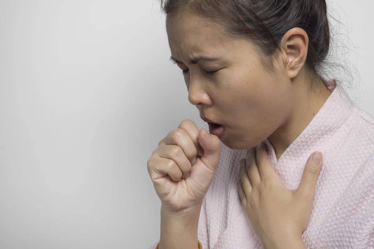 Первые симптомы кашля. Человек с бронхиальной астмой. Подросток кашляет. Девочка кашель.