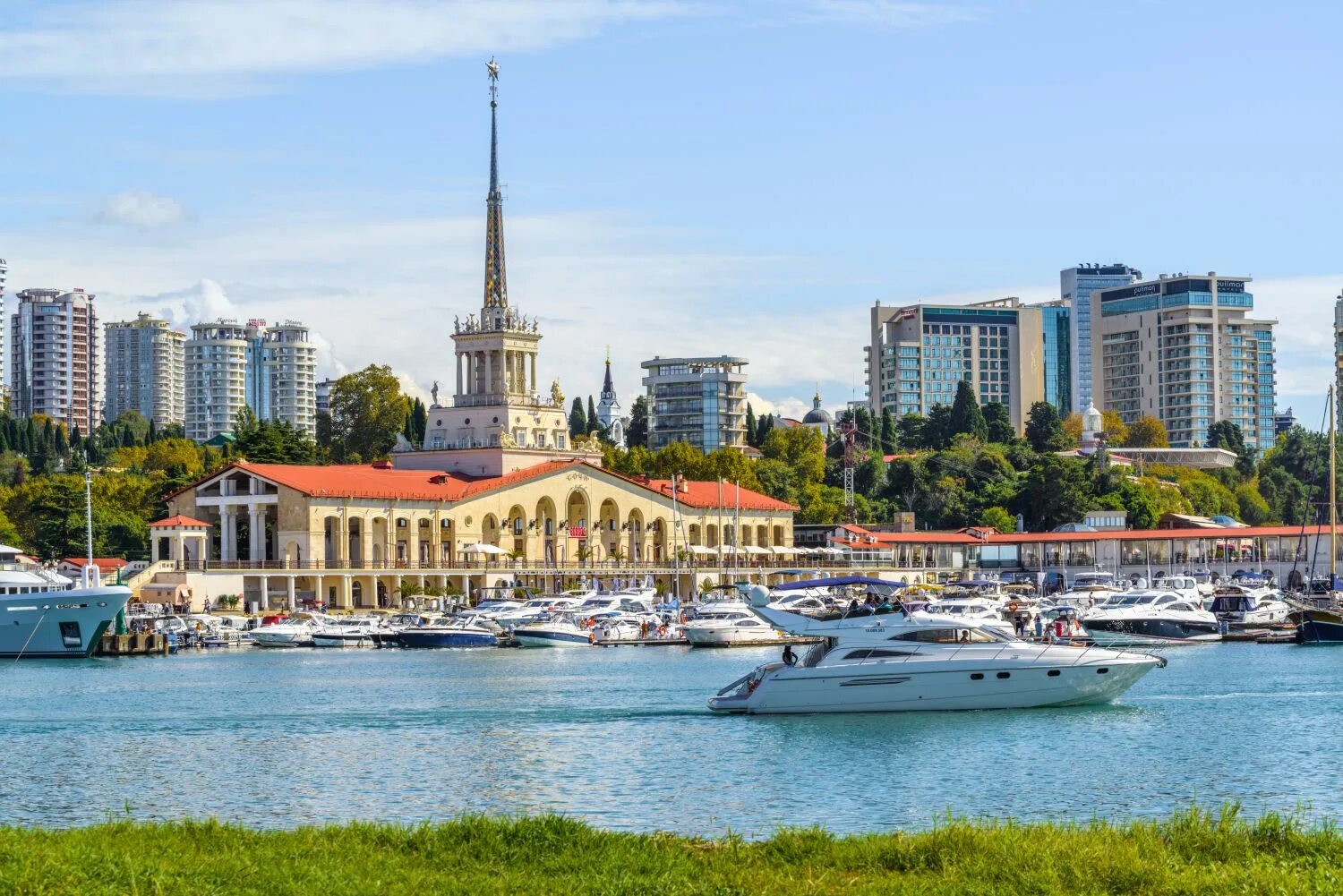 Сочи куда можно. Морской порт сочи. морской вокзал сочи. фреска сочи морпорт. сочи море.