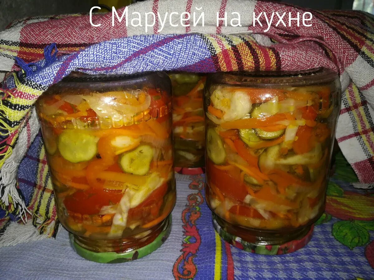 Салат кубанский с огурцами и помидорами. Салаты на зиму. Салат из помидор на зиму. Салат огурцы помидоры на зиму. Салат с огурцами на зиму.