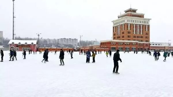 Каток хоккей на траве. Каток дубравная казань 2023. Центр хоккея на траве казань каток. Оренбургский тракт 11 каток. Хоккеист бросает шайбу.