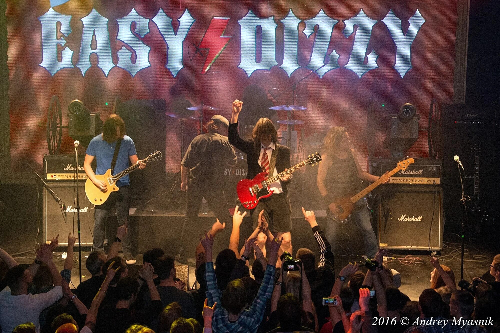 Easy show. ИЗИ Дизи группа. Состав группы ИЗИ Дизи. AC/DC show: easy Dizzy.