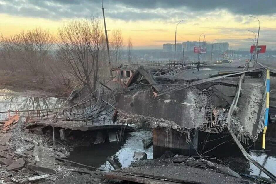 Взорванный мост в мариуполе. Мост уничтожен. Мост северодонецк лисичанск. Мост разрушился. Начали уничтожать мосты.